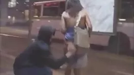 Симпатична красуня б ...